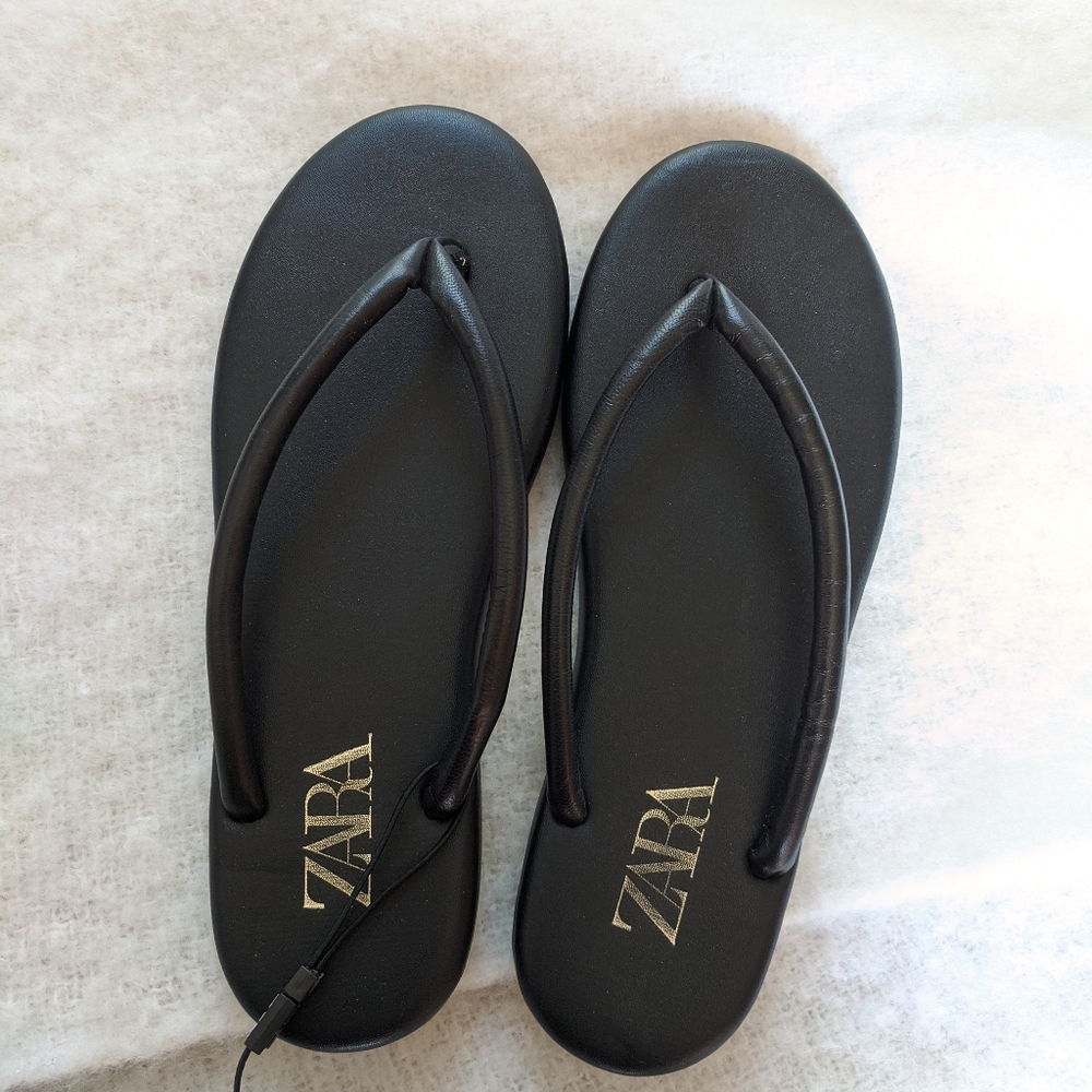 Zara flip flop size 41 US 10. Like new condition Sold out at Zara website. Black